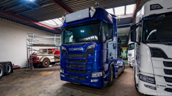 20251019-Tom-Holding-00344